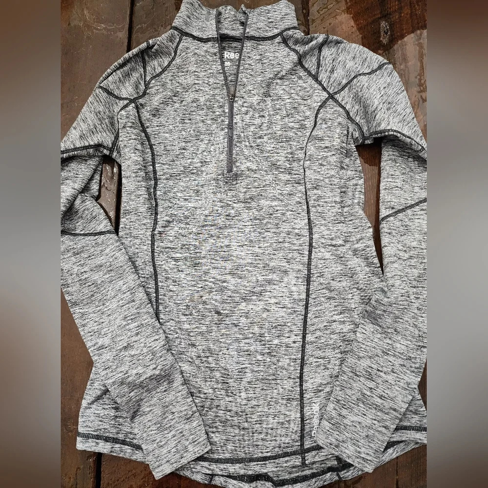 👕 Reebok 1/4 zip shirt size M in Heather gray